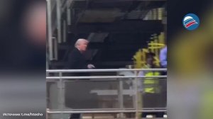 Появилось видео с Трампом, показывающим средний палец рабочему в Мичигане