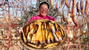 Тушеные тройные окорочка. Свиные, бараньи и говяжьи копыта тушат на медленном огне до мягкости