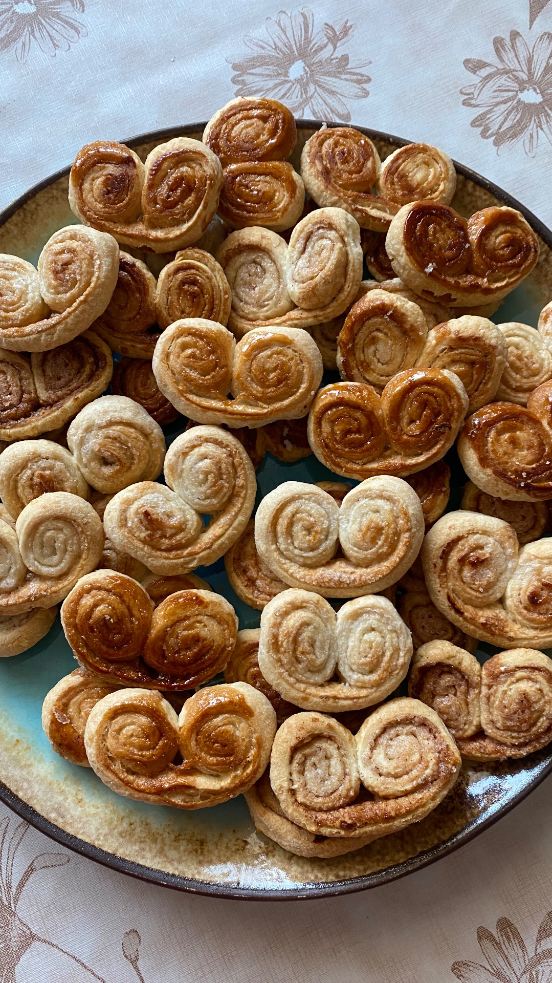 Слоеные ушки сахаром в духовке смотреть онлайн