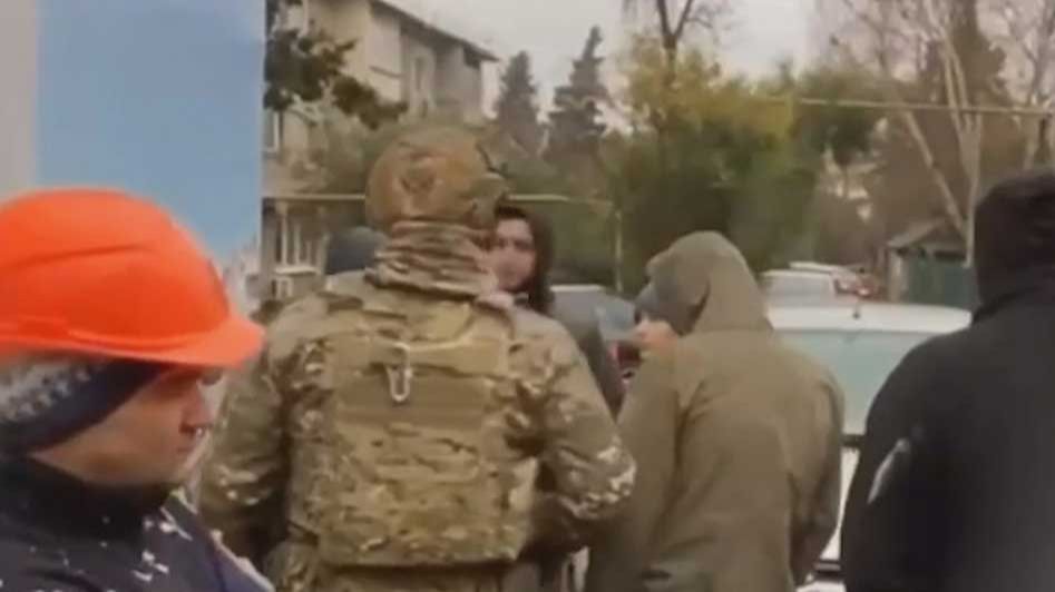 Полиция с ОМОНом искала нелегалов на стройке в Сочи смотреть онлайн