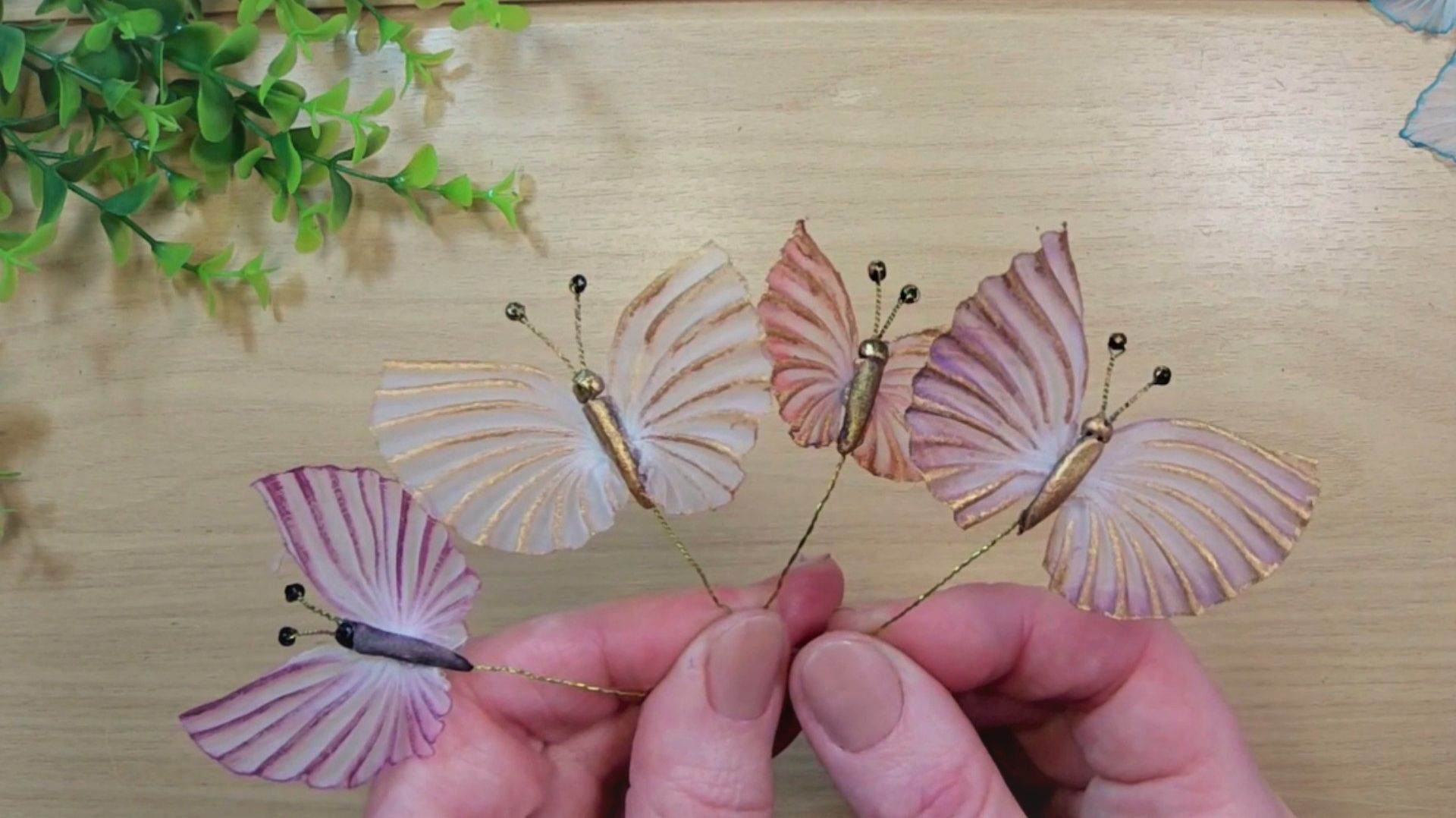 2 Идеи из гофрированного банта. Брошь и бабочки своими руками. смотреть онлайн