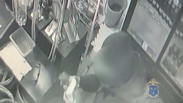 Дерзкое ограбление в новогоднюю ночь: мужчина украл телефон с прилавка магазина смотреть онлайн