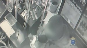 Дерзкое ограбление в новогоднюю ночь: мужчина украл телефон с прилавка магазина