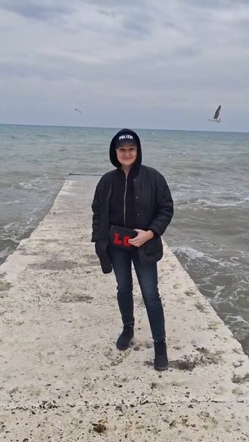 Маргарита Суханкина с чайками и волнами.