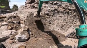 Строительство, экскаватор копает песок