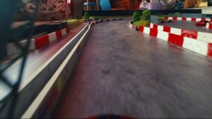 Маленькие машинки на пулте управления Turbo Racing 1:76 на трассе ручной работы Raceway