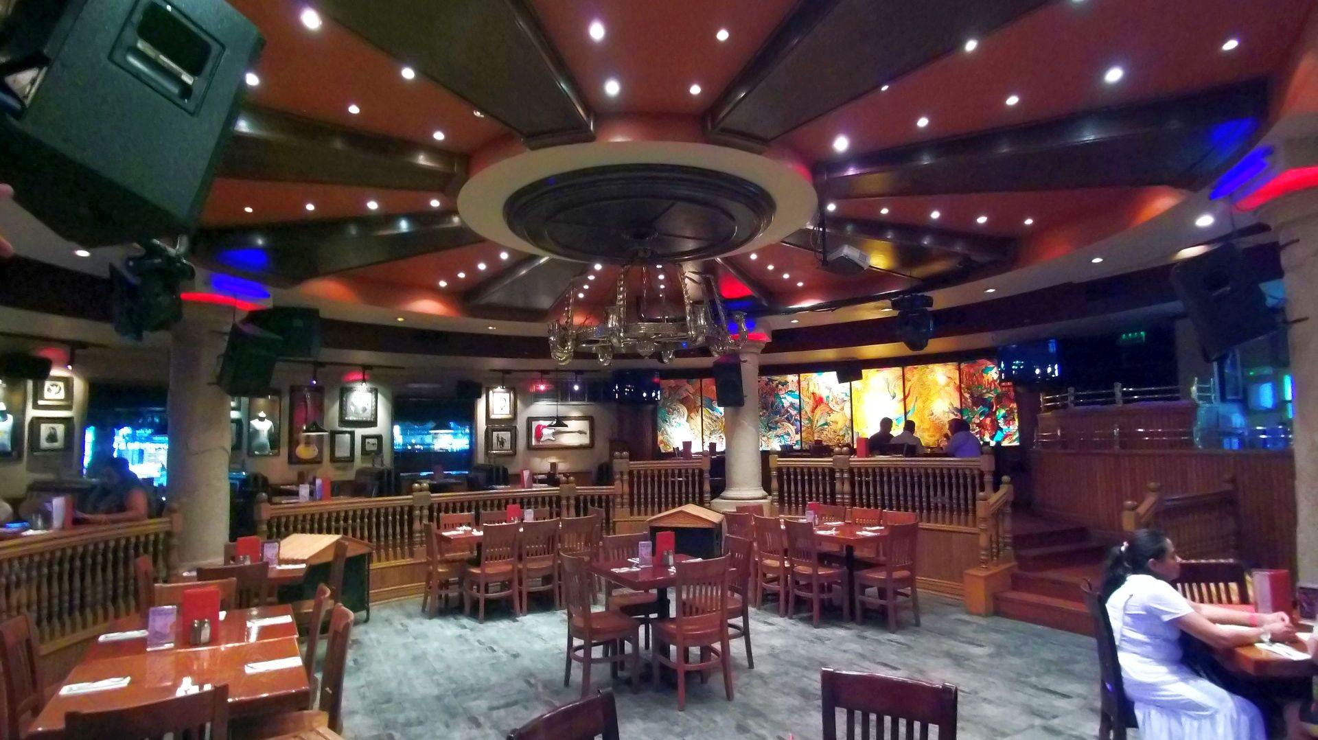 Египет-2023г. Naama Bay. Зашли в "Hard Rock Cafe". Официант Рико рассказал о кафе.