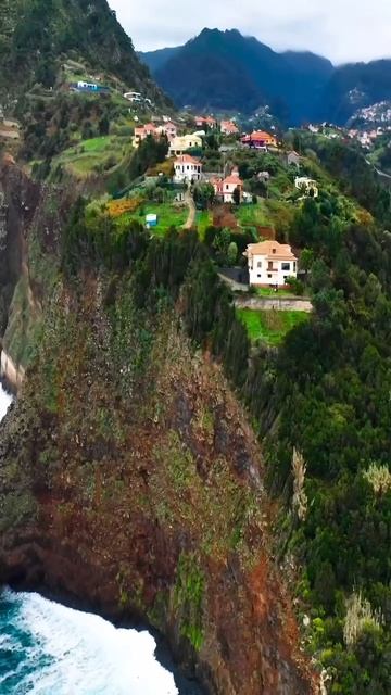 НЕОБЫЧНАЯ ЖИЗНЬ смотреть онлайн