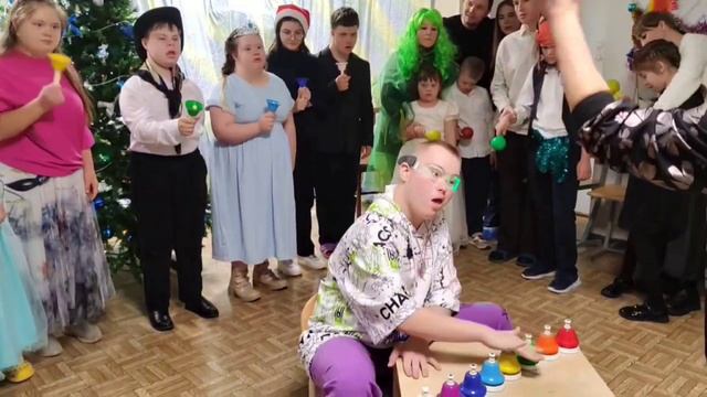 "Маленькой ёлочке холодно зимой" на колокольчиках в исполнении детей с ментальными особенностями смотреть онлайн