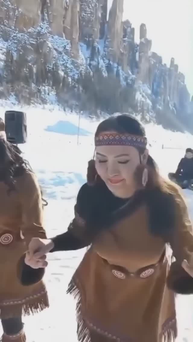 Красивые танцы на Ленских столбах Якутия смотреть онлайн