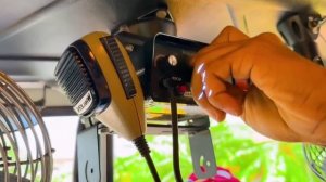 Крис играет и катается на игрушечном грузовике.