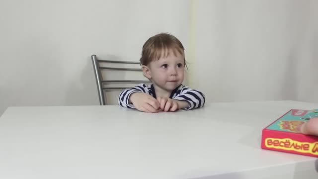 ＂Веселые липучки＂ игра с мамой смотреть онлайн