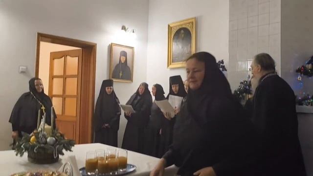 ВСТРЕЧА КАНУНА НОВОЛЕТИЯ В КРУГУ МОНАСТЫРСКОЙ СЕМЬИ: ПЕСНОПЕНИЯ В ИСПОЛНЕНИИ ХОРА МОНАСТЫРЯ смотреть онлайн