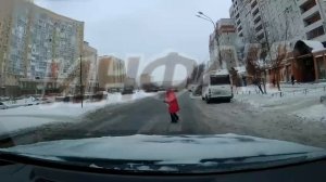 В Питере бабушка чудом увернулась от летевшей машины