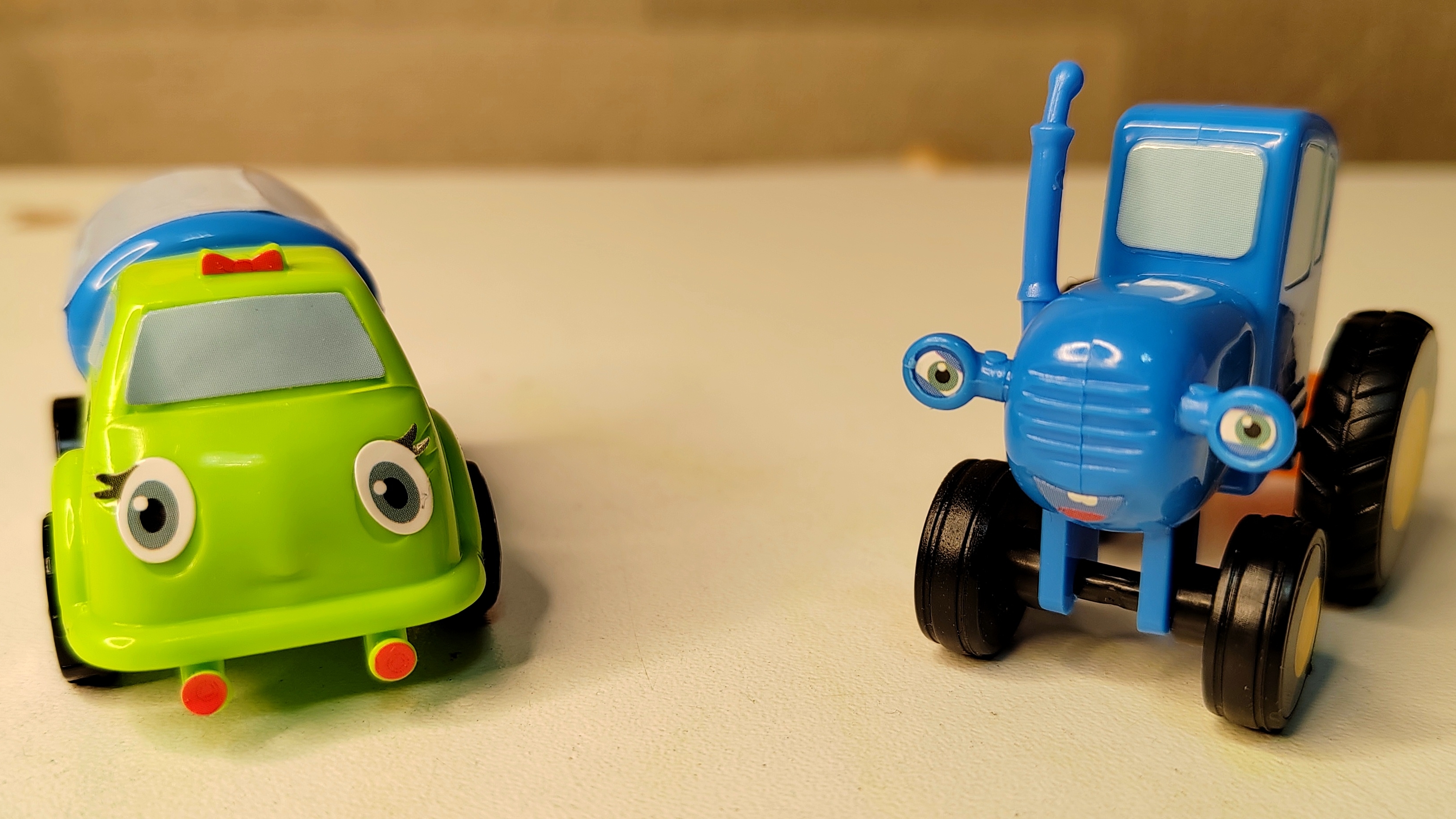 Синий трактор и поливалка смотреть онлайн