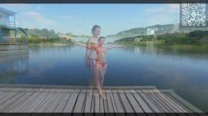 Девушка загорает на песке.