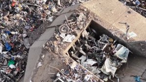 Крупный план действий по уничтожению металлолома | Автомобили и металлолом уничтожаются на огромной