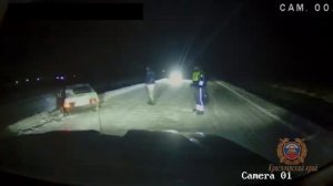 Гаишники помогли застрявшему в снегу водителю