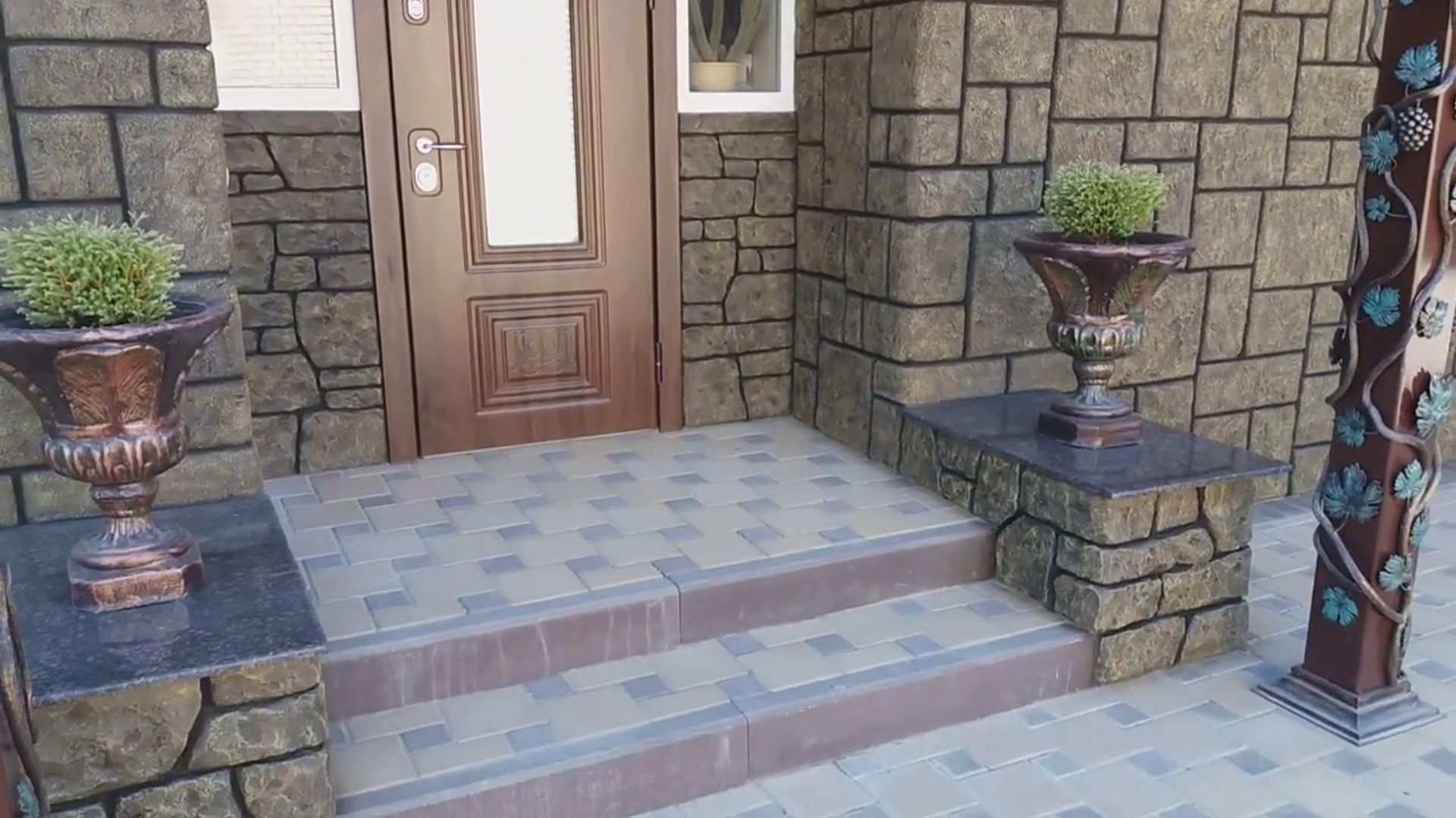 оформление фасада дома .забор на  даче мастер Гриценко Сергей