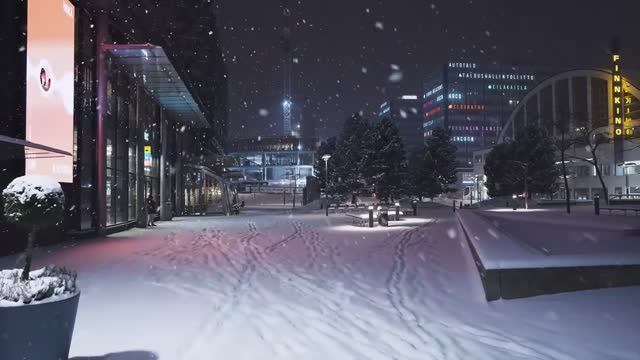 🇫🇮 Хельсинки, Финляндия - Ночная прогулка в сильный снегопад смотреть онлайн