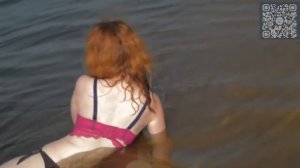 Красивая девушка на песке пляжа.