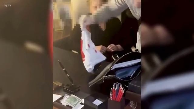 Украинские СМИ публикуют кадры обыска в офисе партии Юлии Тимошенко смотреть онлайн