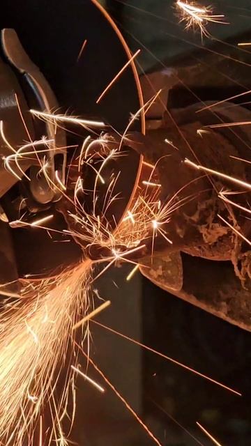 Сплошной рез 2" трубы УШМВ-1200Э от Интерскол смотреть онлайн