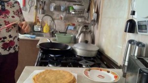 Сварила вкусную, жирную рыбу. Нажарила постных блинов.