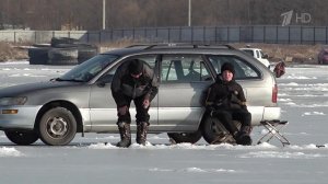 Рыбаки игнорируют предупреждение МЧС об опасности выхода на лед.