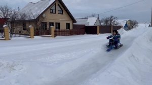 ЗИМА В ДЕРЕВНЕ: Катаемся с горки на снегокате🛷❄️🌲😆
