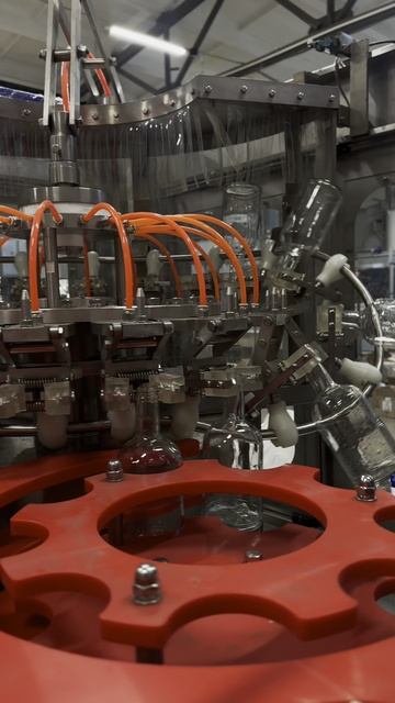 Двухстадийный автоматический ополаскиватель для стеклянных бутылок.