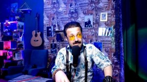 Заключённый певец Шарлот, обвешанный уголовными