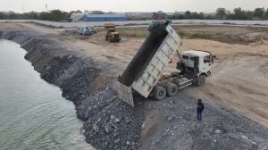 Самосвал SHACMAN Перевозит щебеночную засыпку с помощью колесного погрузчика , экскаватора - толкате