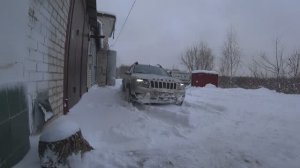 Коллективная очистка гаражей от снега, сугробы для Дастера не помеха!