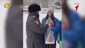 АКТИВИСТЫ "ДВИЖЕНИЯ ПЕРВЫХ" ПОЗДРАВИЛИ ПОЛИЦЕЙСКИХ ЖЕЛЕЗНОГОРСКА С НАСТУПАЮЩИМИ ПРАЗДНИКАМИ