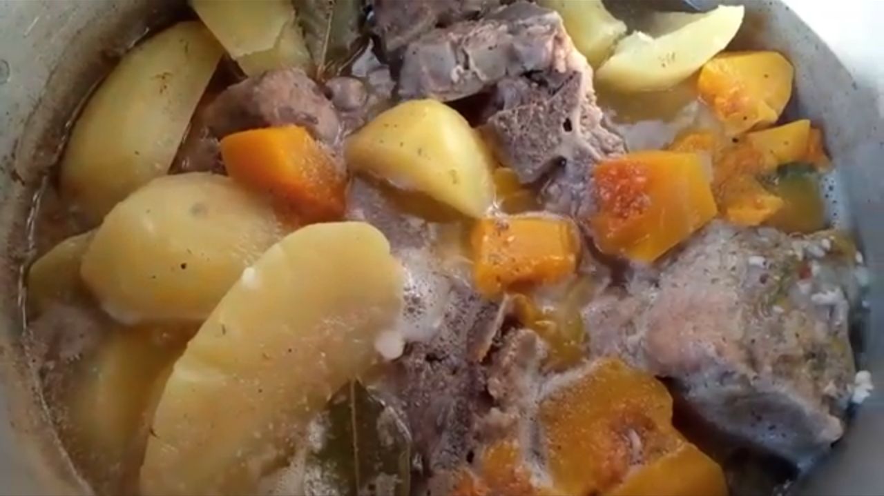 Картошка с мясом. Тушеная картошка. Рецепт. С картошкой. Вкусно. Сало. Иван Чай. Рождество. 7 января смотреть онлайн