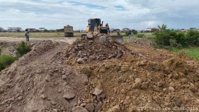 Incredible Getting NEW COMBINE Filling Up Of Team Dozer Shuntu'i & Truck 5T Spreading Into Water смотреть онлайн