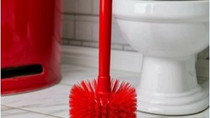 Ёршики для унитаза бывают устойчивые (справа) и падающие.