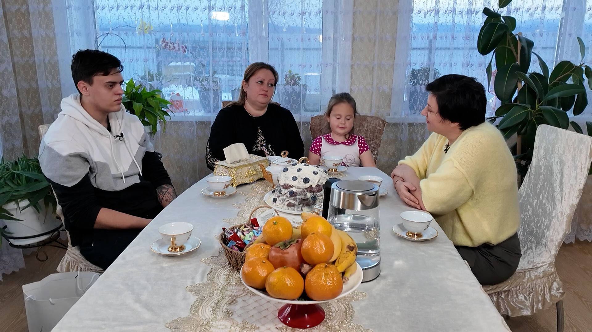 На СВО он понял: его призвание быть медиком и спасать людей. Разговор с семьей героя. «Своя кухня» смотреть онлайн