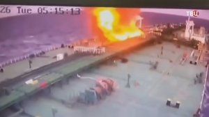 Появились кадры украинских ударов по нефтяному танкеру в Черном море