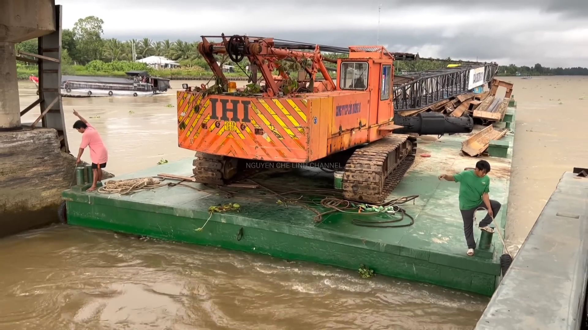 Сильное течение мешает прохождению шлюза. смотреть онлайн