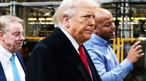 Трамп показал средний палец сотруднику завода