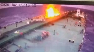 Кадры вчерашнего удара хохлячьего дрона по танкеру находящего  под флагом Либерии