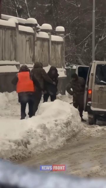 Во Львове полицейская ударила ногой сотрудницу коммунальных служб смотреть онлайн