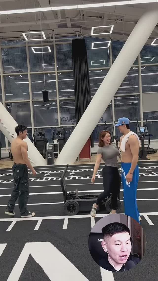 Фитнес-тренера Сун Юйсинь позвали на свидание два мужика смотреть онлайн