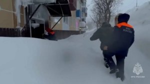 Сотрудники МЧС спасли из сугроба врача, застрявшего по пути на работу на Камчатке