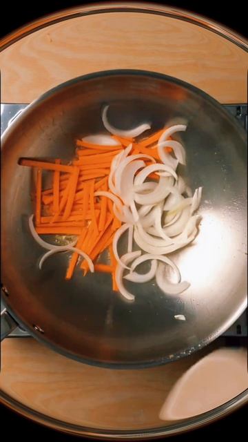 Яичная лапша с овощами и соевым соусом🍳🥬🔥
#советшефа #лайфхак #заготовки #кулинария #чтоприготови