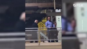 Трамп показал рабочему средний палец