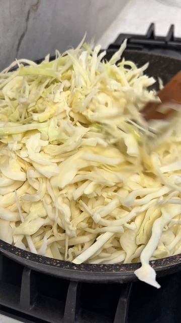 Потрясающая Тушеная капуста на сковороде. Рецепт вкусной капусты. смотреть онлайн