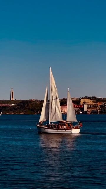 ПАРУСНИКИ НА МОРЕ смотреть онлайн